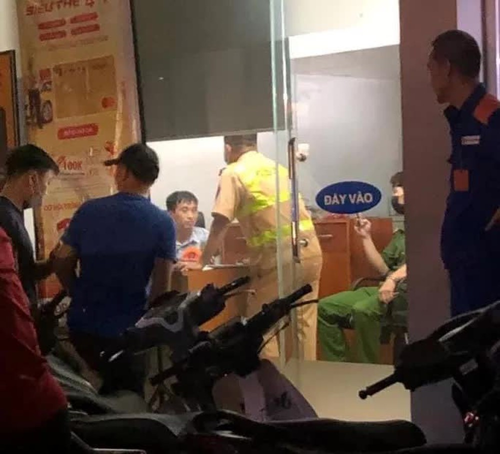 Xế hộp bất ngờ lao vào cây xăng tông hàng loạt xe máy, người bị thương la liệt