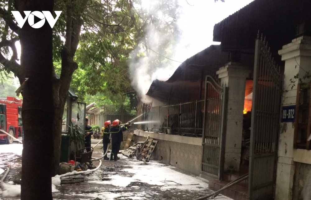 Hiện trường vụ cháy thiêu rụi căn biệt thự ở Hoàng Mai, Hà Nội - Ảnh 5.