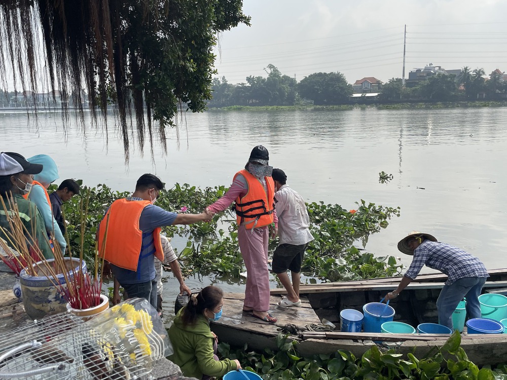 Phóng sinh ngày Lễ Vu Lan: Chợ chim trời trúng đậm, tăng giá gấp đôi, 1 buổi bán ít nhất 1000 con - Ảnh 7.