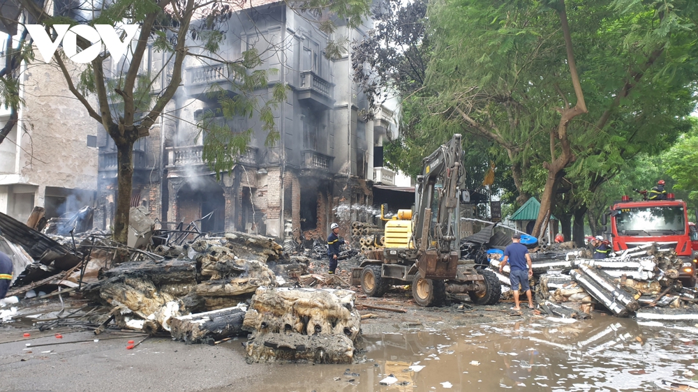 Hiện trường vụ cháy thiêu rụi căn biệt thự ở Hoàng Mai, Hà Nội - Ảnh 7.