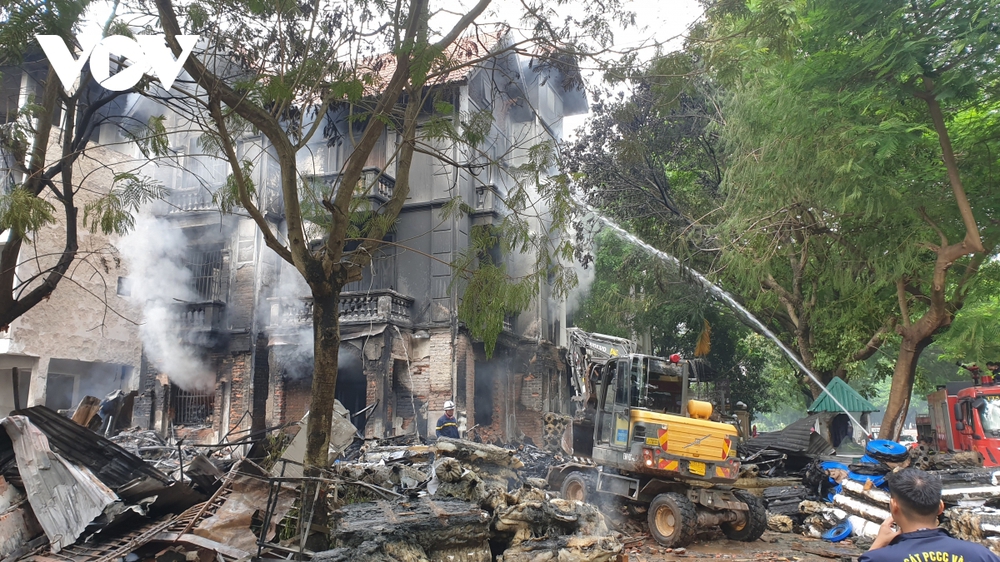 Hiện trường vụ cháy thiêu rụi căn biệt thự ở Hoàng Mai, Hà Nội - Ảnh 9.