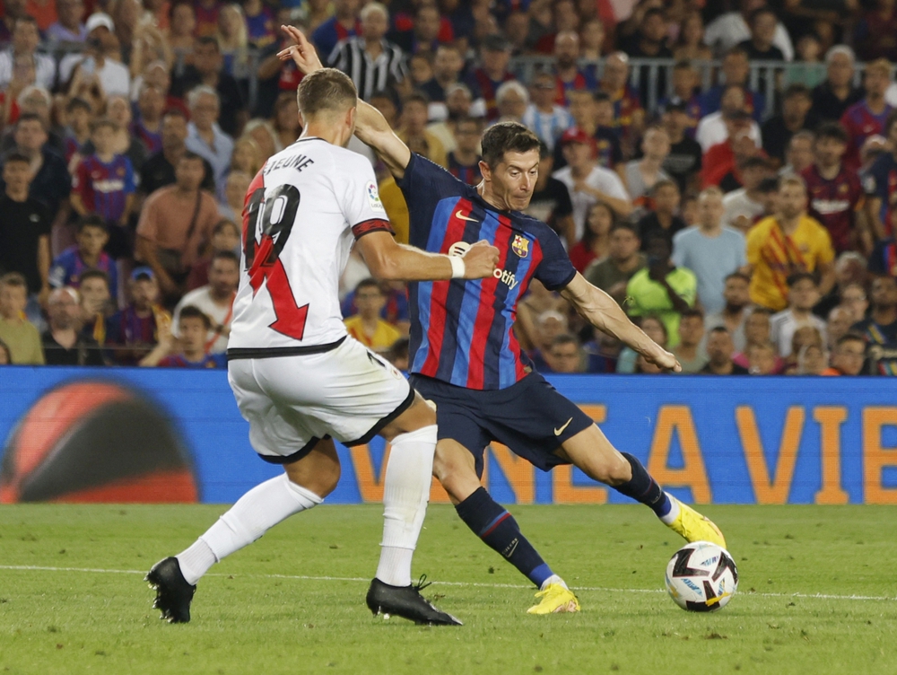 Busquets nhận thẻ đỏ, Barca suýt thua ở trận ra quân La Liga - Ảnh 1.