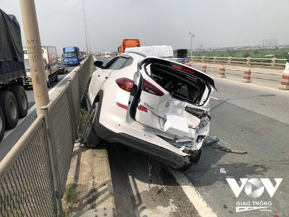 Hà Nội: Ô tô con biến dạng sau tai nạn liên hoàn trên cầu Thanh Trì - Ảnh 2.