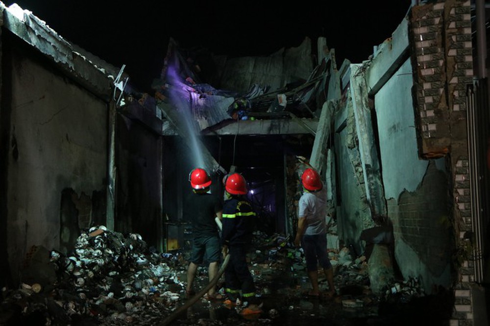 Huy động chó nghiệp vụ suốt đêm tìm 3 mẹ con trong vụ cháy ở Ninh Thuận - Ảnh 1.