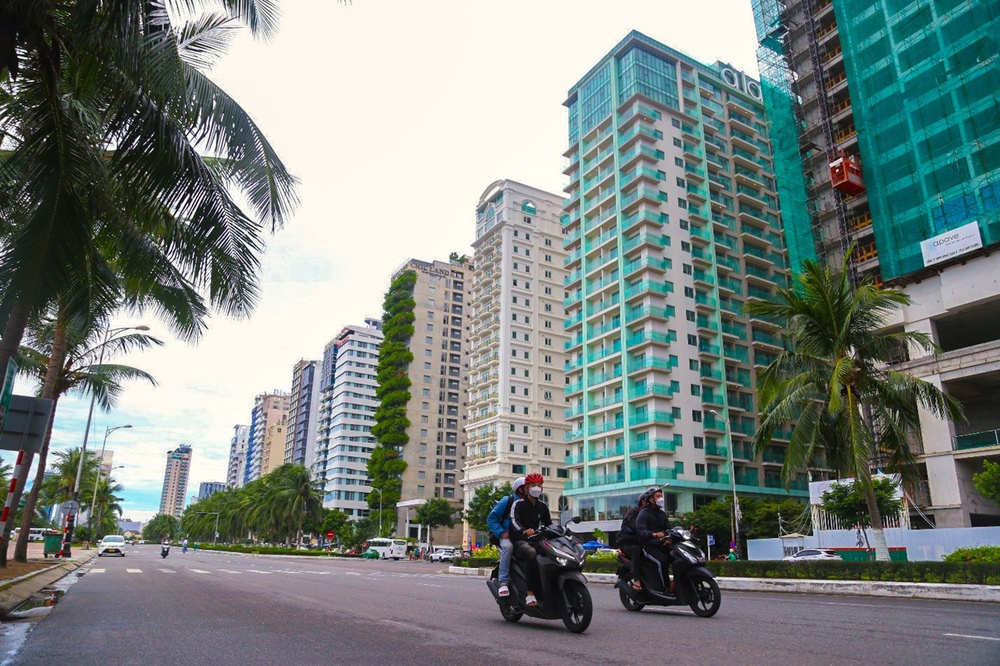 Nhiều nhà hàng lớn bỏ hoang trong mùa cao điểm du lịch ở Đà Nẵng - Ảnh 2.