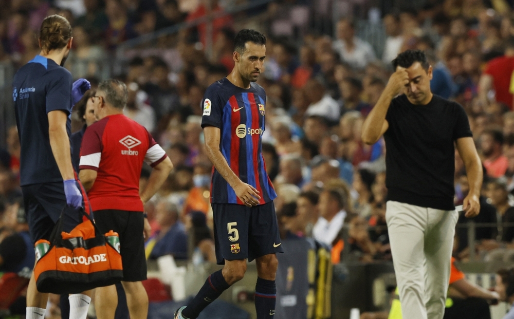 Busquets nhận thẻ đỏ, Barca suýt thua ở trận ra quân La Liga
