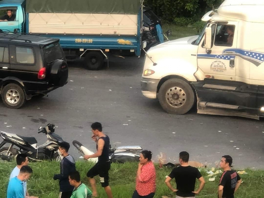 Xe cẩu mất lái tông hàng loạt ô tô, xe máy ở chân cầu Thăng Long, 1 người chết - Ảnh 2.