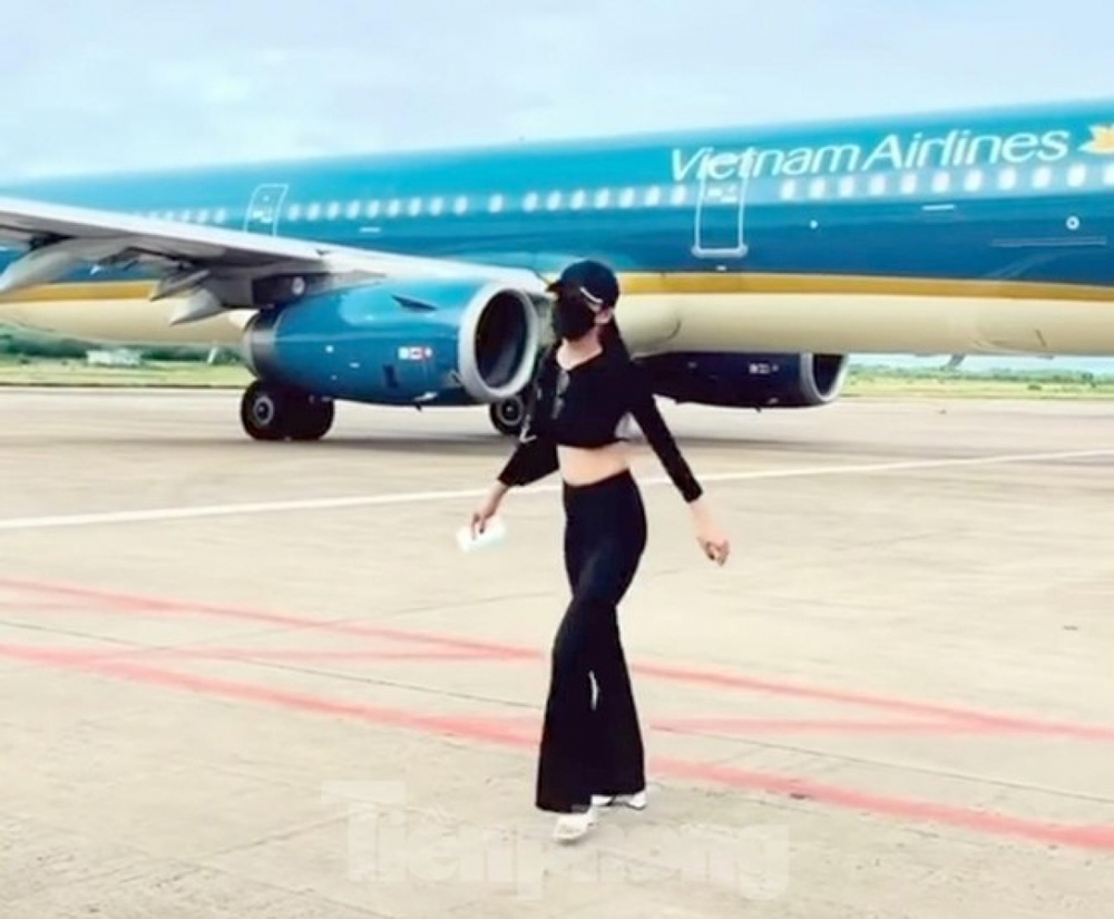 Cấm bay nữ hành khách tạo dáng quay Tiktok ở sân bay Phú Quốc - Ảnh 2.