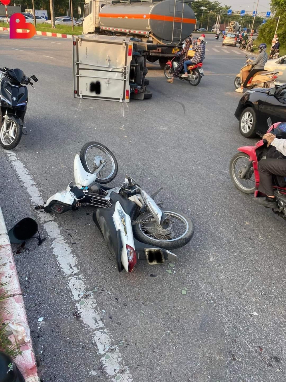 Xe cẩu mất lái tông hàng loạt ô tô, xe máy ở chân cầu Thăng Long, 1 người chết - Ảnh 3.