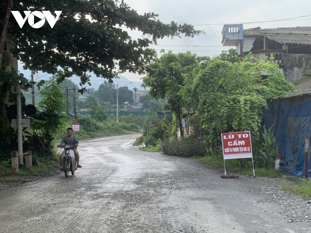 Tấm biển “lạ” bên dòng suối cạn ở Lào Cai - Ảnh 2.