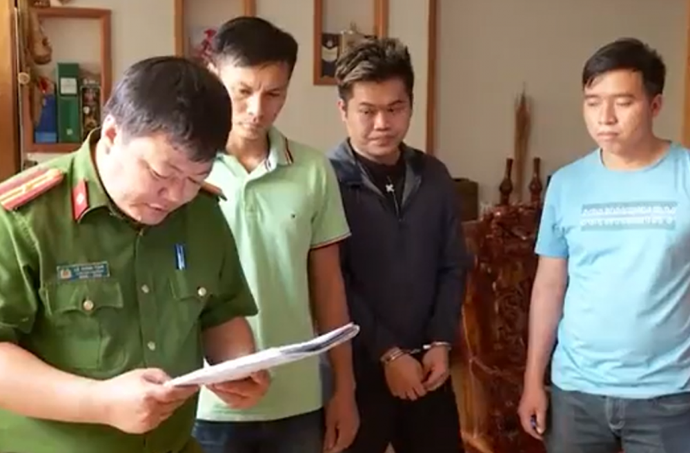 Cho bé gái vay tiền với yêu cầu thế chấp ảnh khoả thân, clip “nóng”