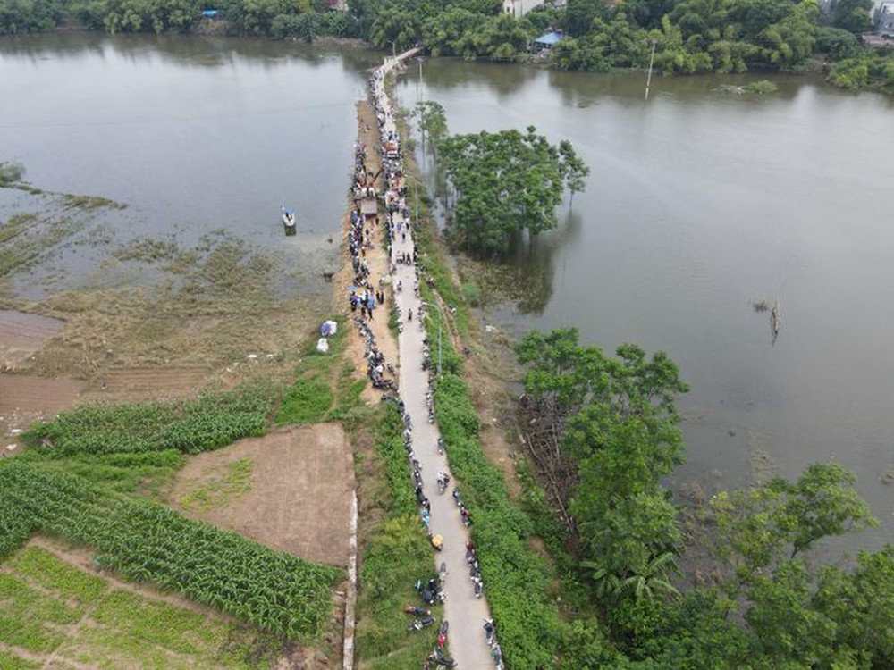 Đội cứu hộ cùng người dân cùng tìm kiếm cô gái mất tích tại Hà Nội - Ảnh 1.