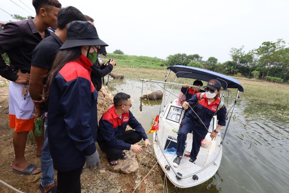 Đội cứu hộ cùng người dân cùng tìm kiếm cô gái mất tích tại Hà Nội - Ảnh 2.