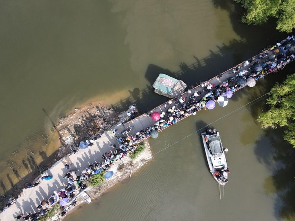Đội cứu hộ cùng người dân cùng tìm kiếm cô gái mất tích tại Hà Nội - Ảnh 11.