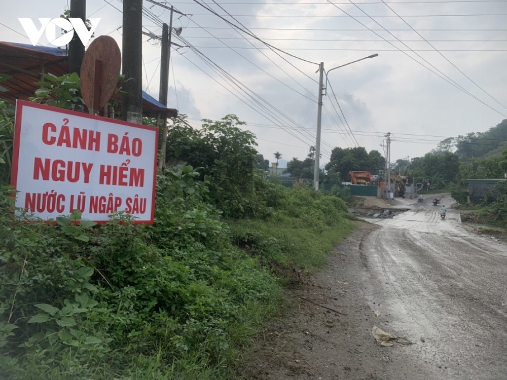 Tấm biển “lạ” bên dòng suối cạn ở Lào Cai - Ảnh 3.