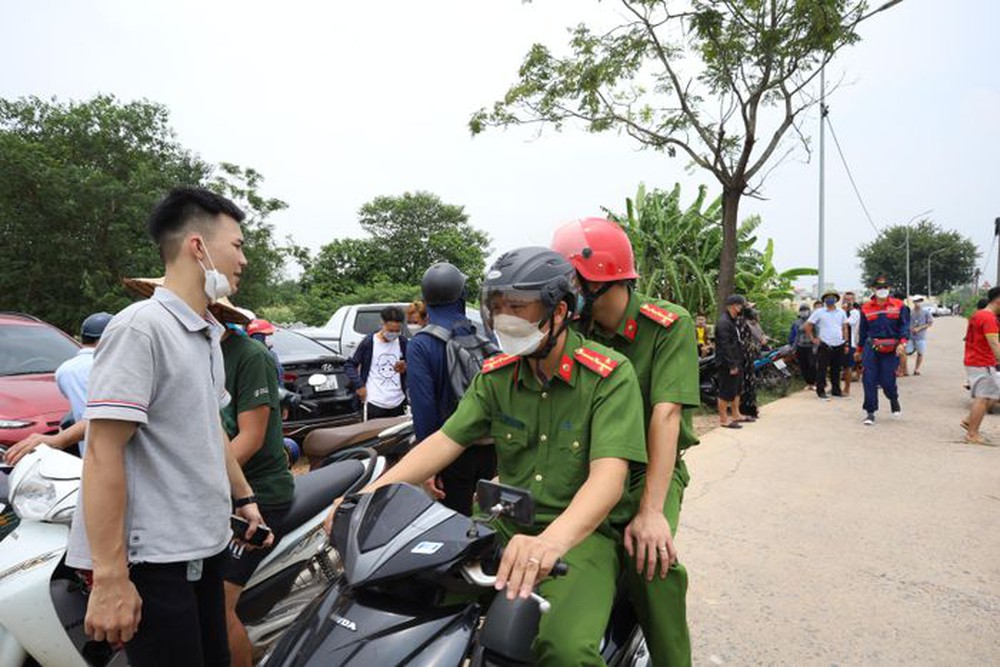 Đội cứu hộ cùng người dân cùng tìm kiếm cô gái mất tích tại Hà Nội - Ảnh 7.