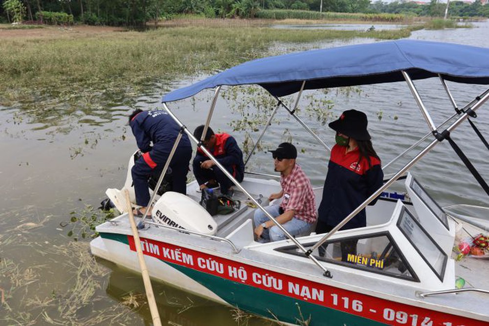Đội cứu hộ cùng người dân cùng tìm kiếm cô gái mất tích tại Hà Nội - Ảnh 9.