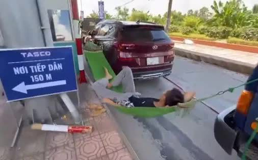 Tài xế mắc võng, dùng tiền âm phủ, mang vòng hoa tới đặt tại trạm thu phí BOT