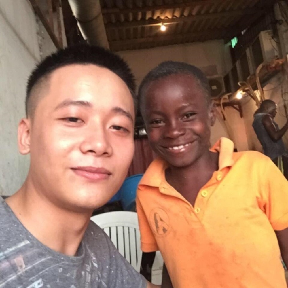 Ảnh điển trai của Quang Linh Vlogs trước khi sang Angola khiến chị em bất ngờ - Ảnh 4.