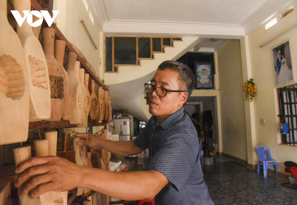 Nghệ nhân làm khuôn bánh Trung thu bằng gỗ cuối cùng ở Hà Nội - Ảnh 2.