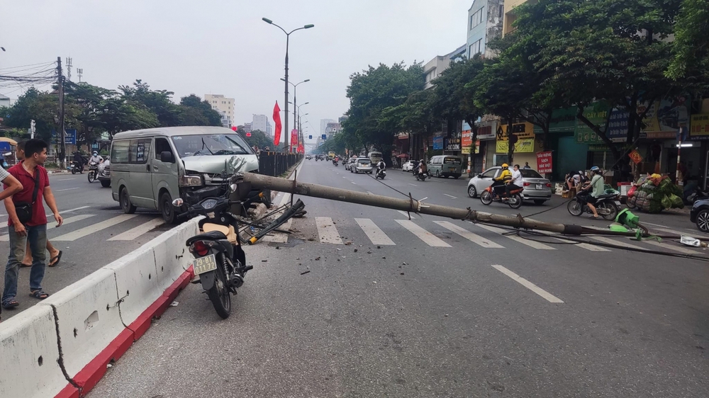 Ô tô đâm gãy cột điện gây ùn tắc trên đường Giải Phóng, Hà Nội - Ảnh 2.