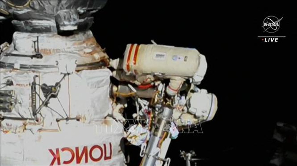 Phi hành gia Nga kết thúc sớm chuyến đi bộ ngoài không gian do trục trặc kỹ thuật - Ảnh 1.