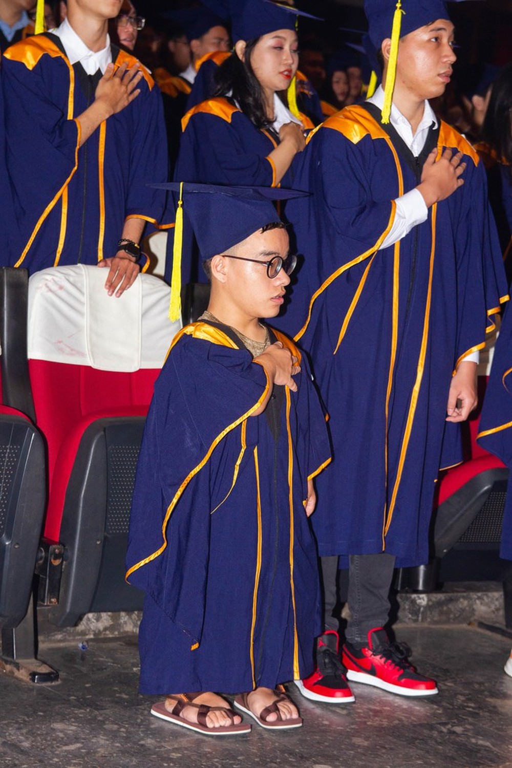 Xúc động hình ảnh hiệu trưởng quỳ gối trao bằng tốt nghiệp cho sinh viên đặc biệt - Ảnh 2.