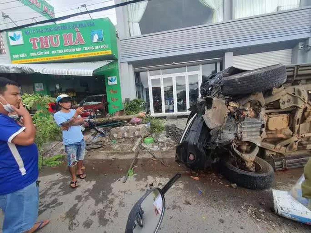 CLIP: Ớn lạnh ôtô điên tông vợ chồng chủ tiệm trà thương vong - Ảnh 1.