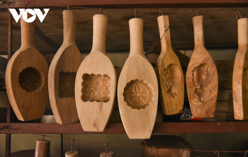 Nghệ nhân làm khuôn bánh Trung thu bằng gỗ cuối cùng ở Hà Nội - Ảnh 11.