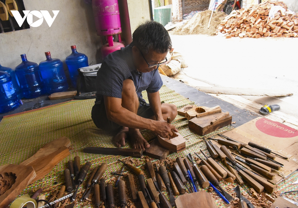 Nghệ nhân làm khuôn bánh Trung thu bằng gỗ cuối cùng ở Hà Nội - Ảnh 12.