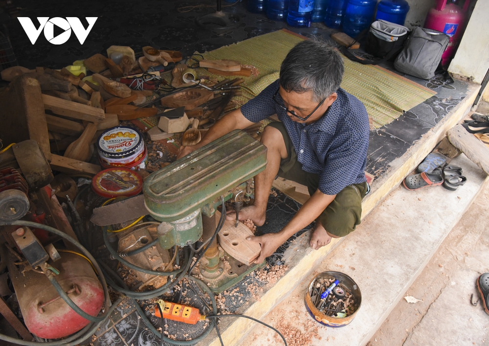 Nghệ nhân làm khuôn bánh Trung thu bằng gỗ cuối cùng ở Hà Nội - Ảnh 13.