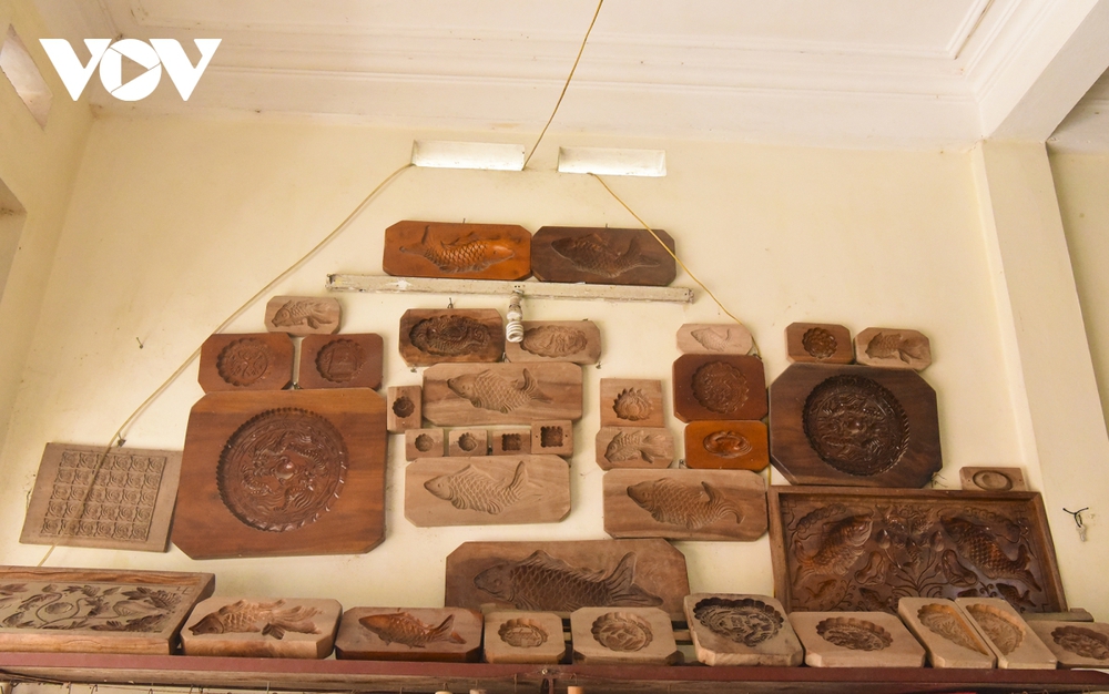 Nghệ nhân làm khuôn bánh Trung thu bằng gỗ cuối cùng ở Hà Nội - Ảnh 16.