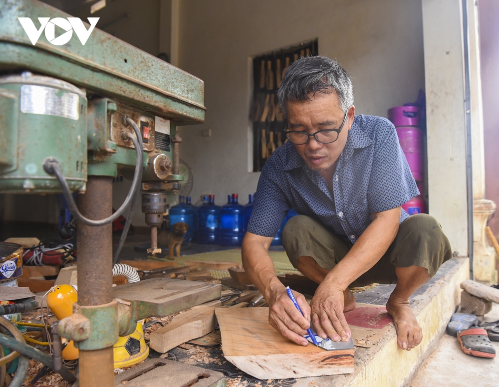 Nghệ nhân làm khuôn bánh Trung thu bằng gỗ cuối cùng ở Hà Nội - Ảnh 18.
