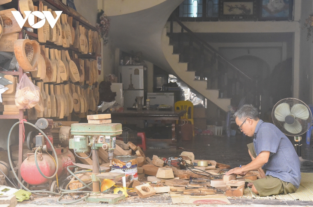 Nghệ nhân làm khuôn bánh Trung thu bằng gỗ cuối cùng ở Hà Nội - Ảnh 21.
