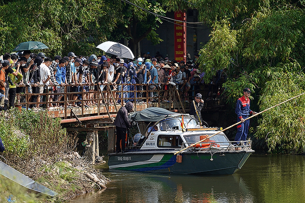 Đưa 2 ca nô và camera quay dưới nước tìm kiếm cô gái mất tích hơn 1 tháng qua - Ảnh 4.