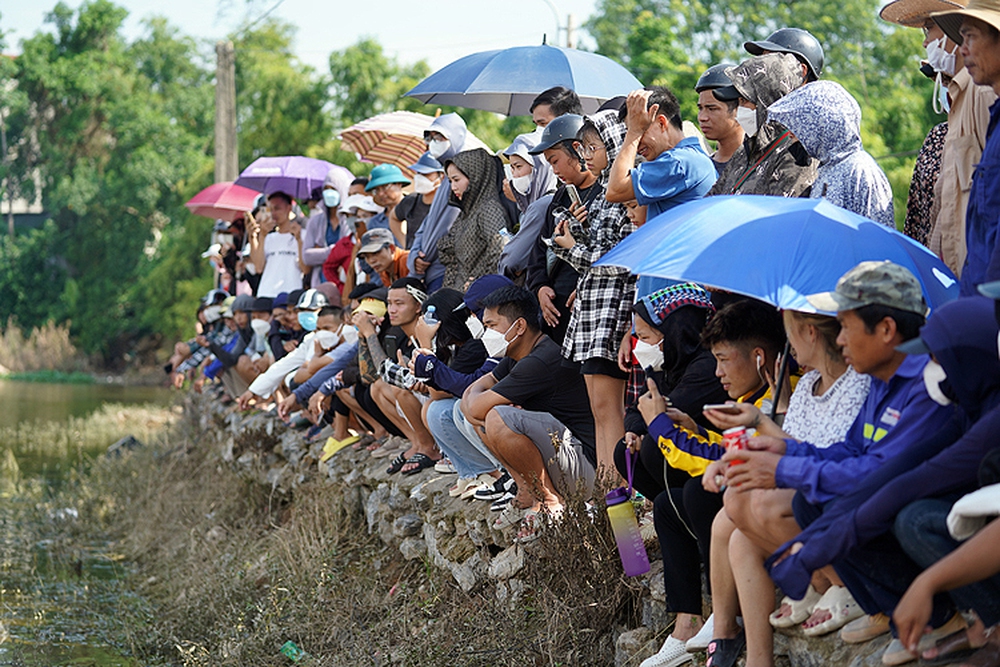 Đưa 2 ca nô và camera quay dưới nước tìm kiếm cô gái mất tích hơn 1 tháng qua - Ảnh 6.