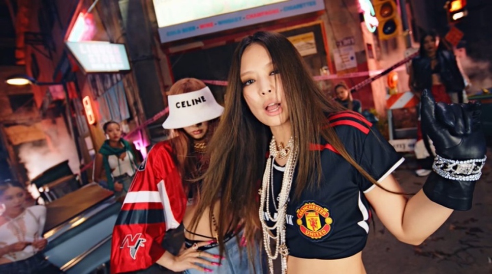 BlackPink ra mắt MV Pink Venom khiến cổ động viên Man Utd phát sốt - Ảnh 1.