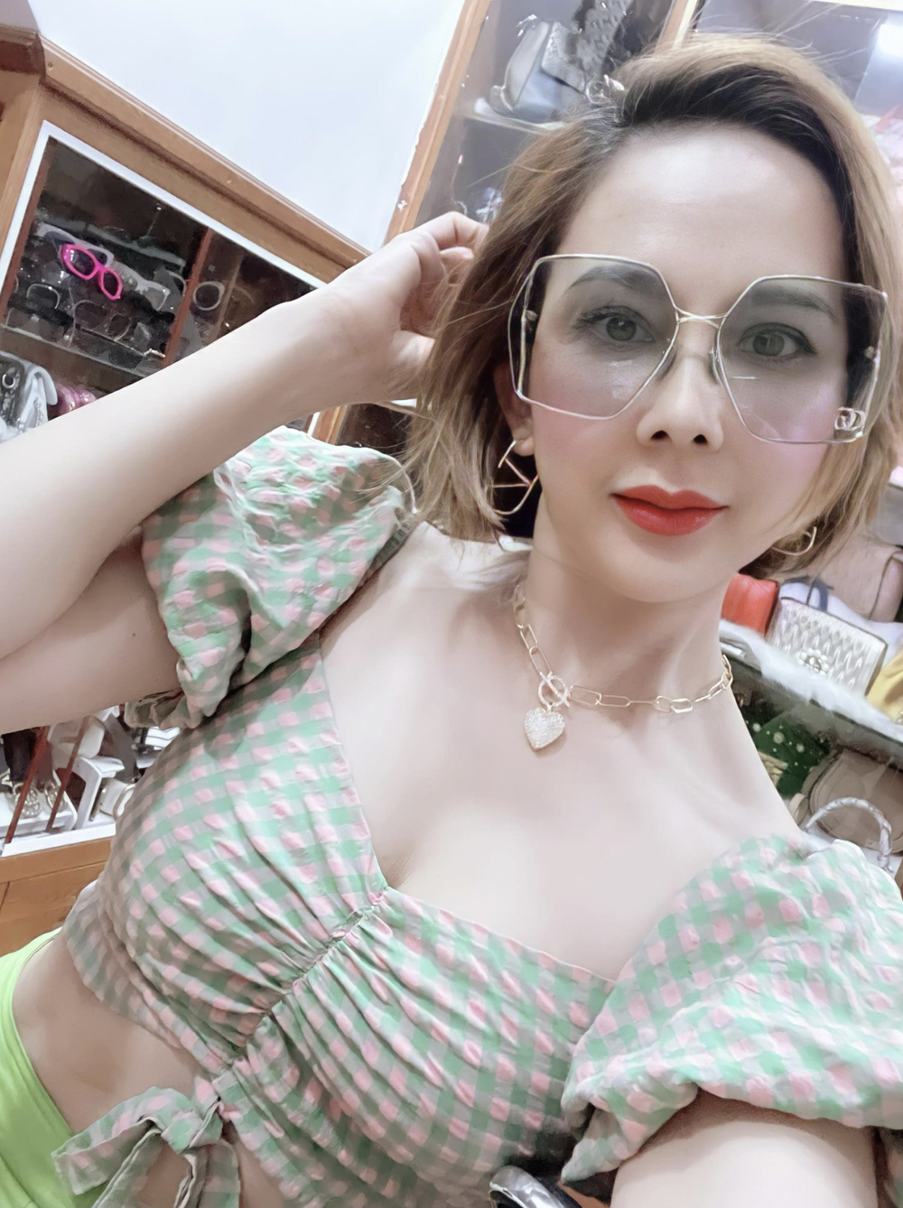 Đôi vợ chồng tay trắng lập nên cơ đồ: Từ chuyến xe “bán lỗ” nước giải khát đến tiệm vàng nức tiếng!