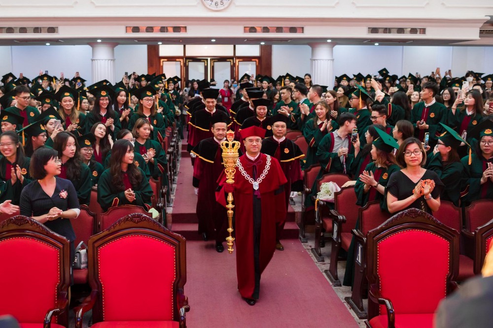 Đại học Kinh tế lên tiếng về hình ảnh hiệu trưởng cầm quyền trượng trong lễ tốt nghiệp gây xôn xao - Ảnh 1.
