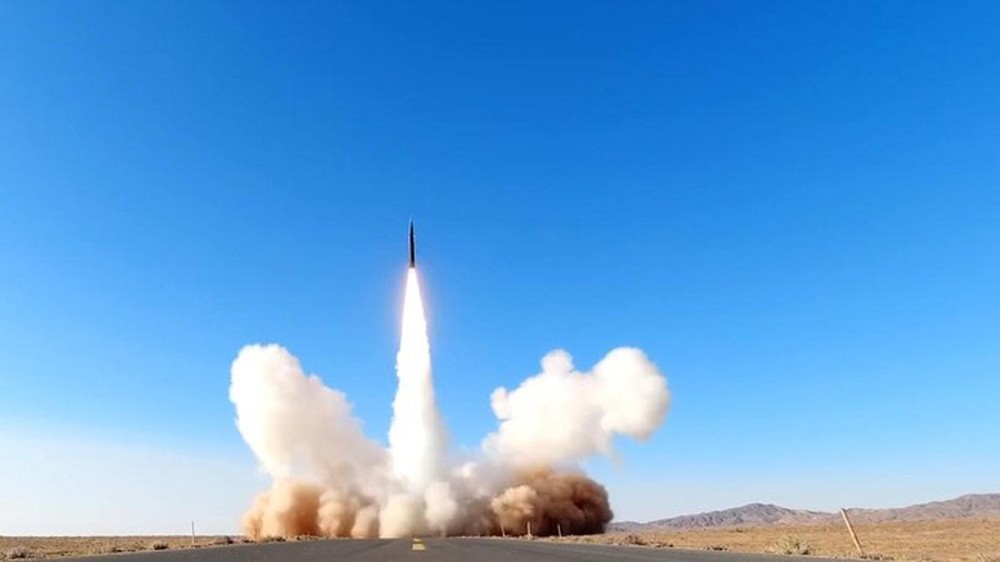 Vì sao Trung Quốc lần đầu công bố hình ảnh phóng tên lửa siêu thanh DF-17 vào lúc này? - Ảnh 1.