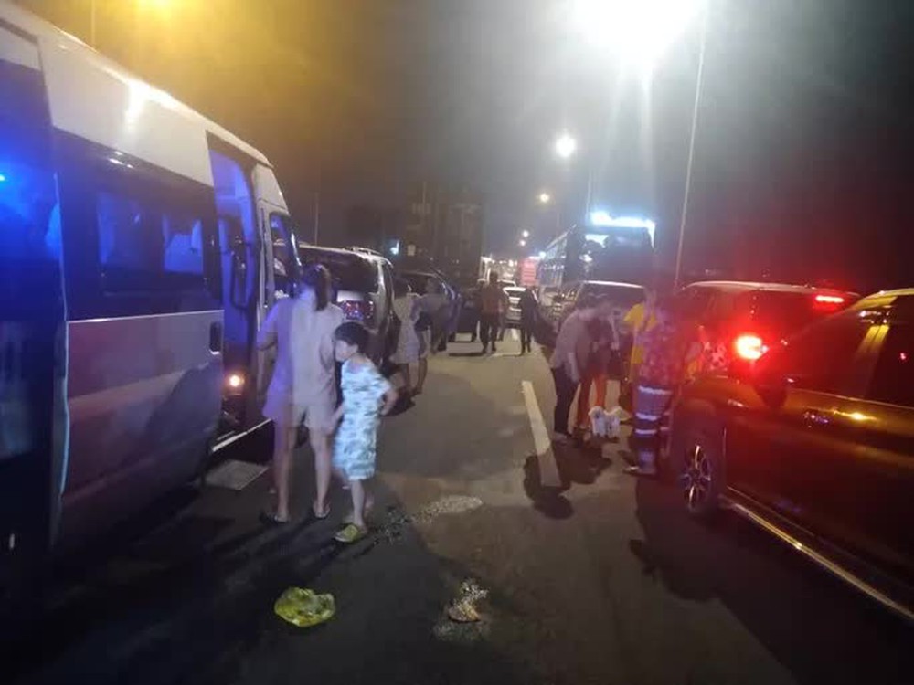 Clip: Hàng loạt ô tô tông nhau trên cao tốc TP HCM- Long Thành- Dầu Giây, nhiều người bị thương  - Ảnh 4.