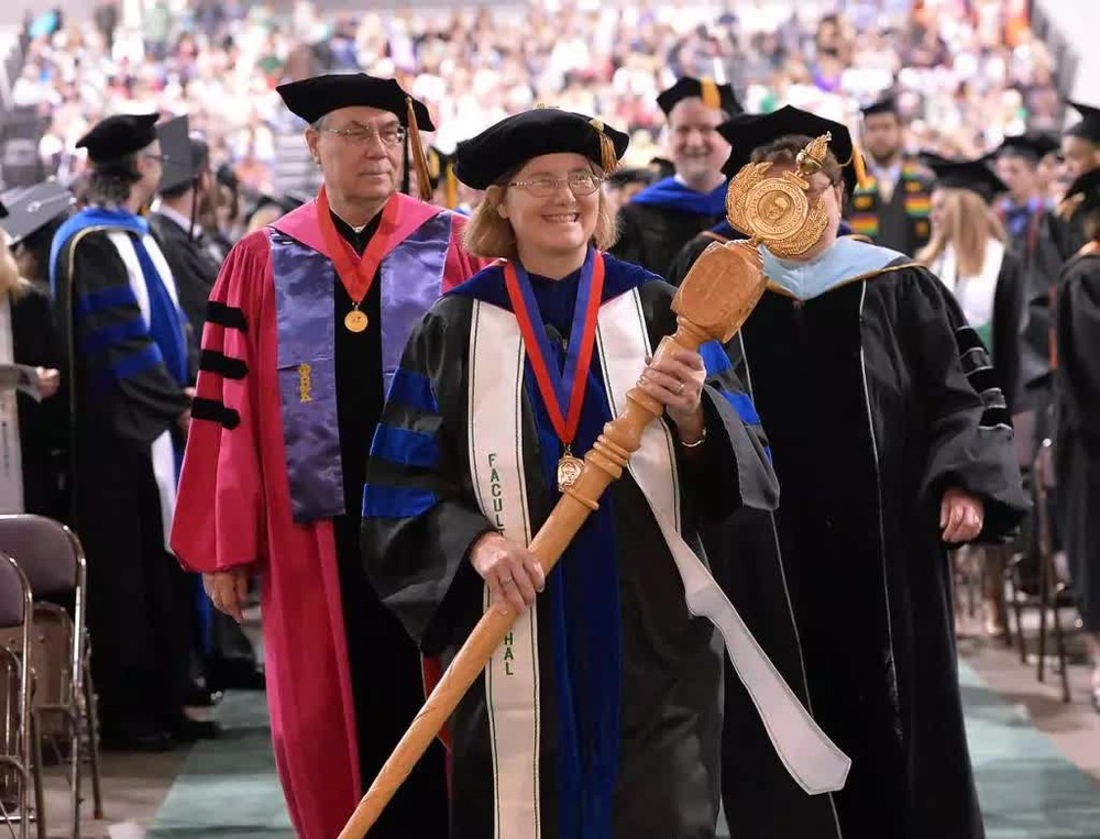 Đại học Kinh tế lên tiếng về hình ảnh hiệu trưởng cầm quyền trượng trong lễ tốt nghiệp gây xôn xao - Ảnh 3.