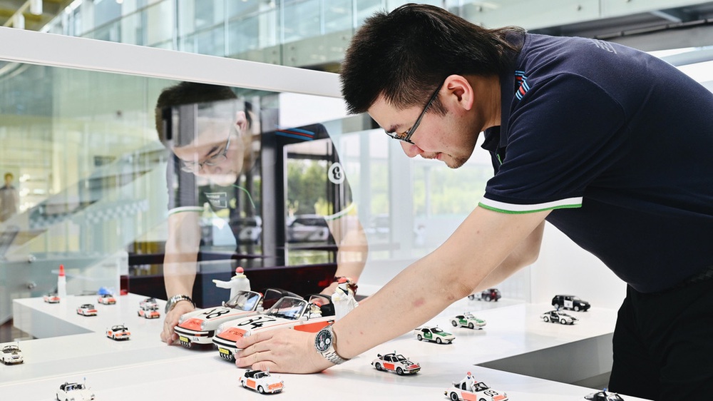 Nhân viên Porsche sưu tầm gần 1.000 mô hình xe, được thăng chức giám đốc - Ảnh 4.