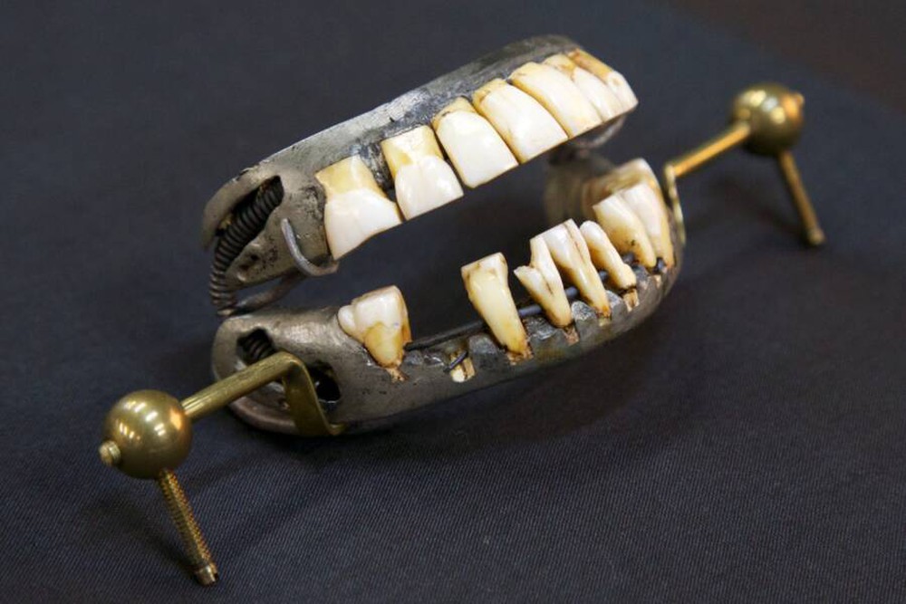 Bí mật về hàm răng của Tổng thống Mỹ đầu tiên George Washington - Ảnh 1.