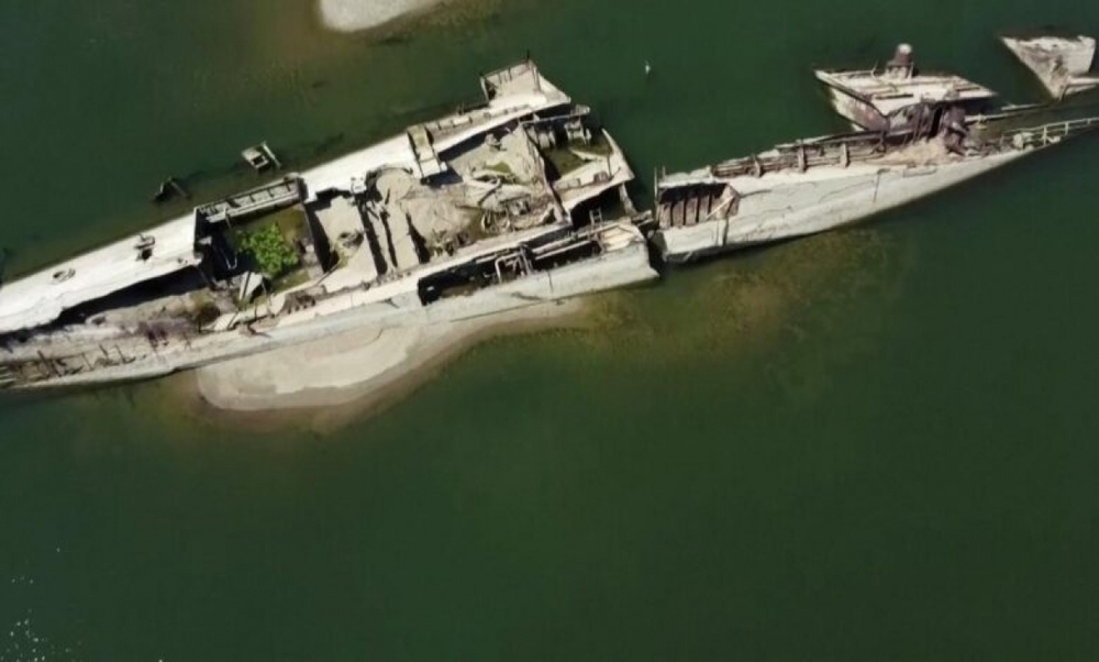 Hạn hán làm lộ ra hàng chục xác tàu chiến từ Thế chiến II trên sông Danube - Ảnh 1.