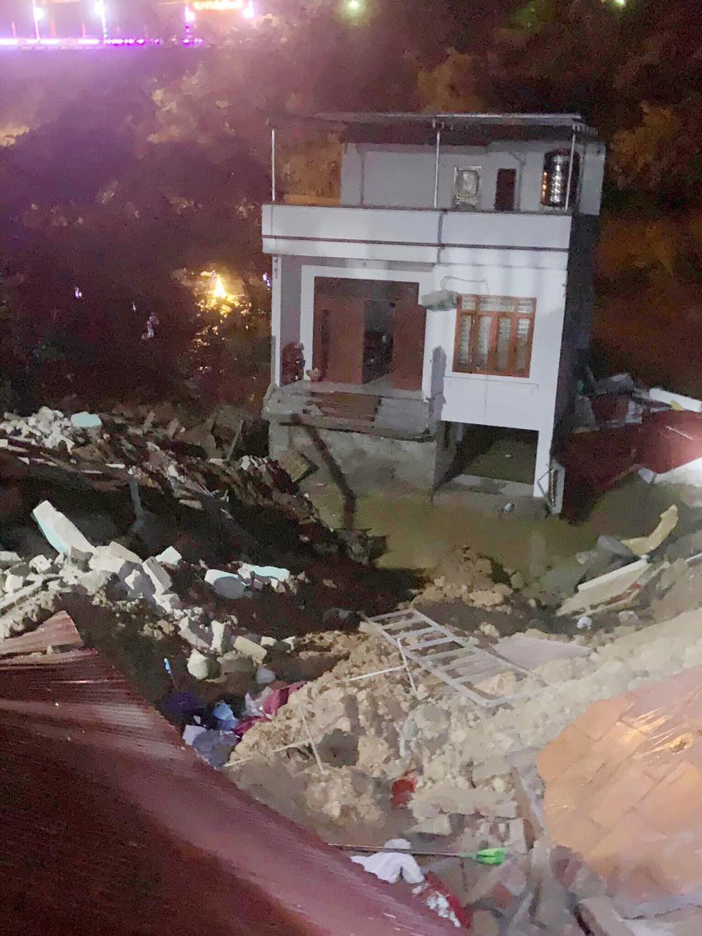 Clip: Cận cảnh ngôi nhà đổ sập xuống sông trong đêm, nhiều người tháo chạy - Ảnh 2.
