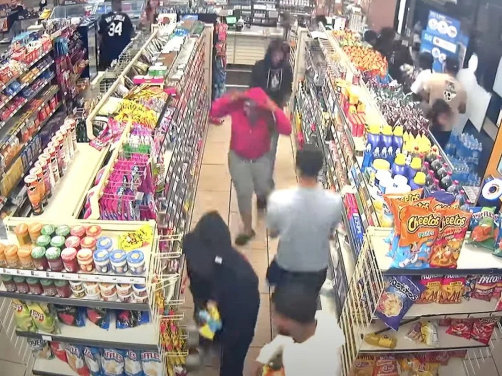 Video đám đông xông vào cướp bóc cửa hàng tiện lợi ở Mỹ - Ảnh 1.