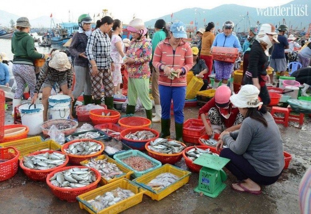 6 chợ hải sản đông đúc nhất Quảng Ninh - Ảnh 1.