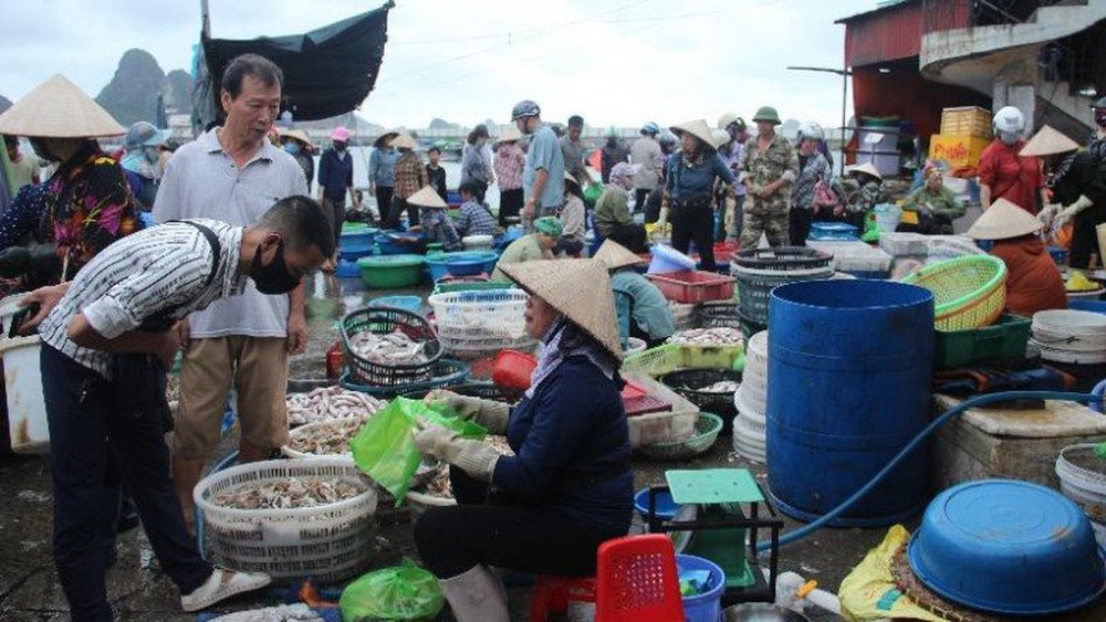 6 chợ hải sản đông đúc nhất Quảng Ninh - Ảnh 2.