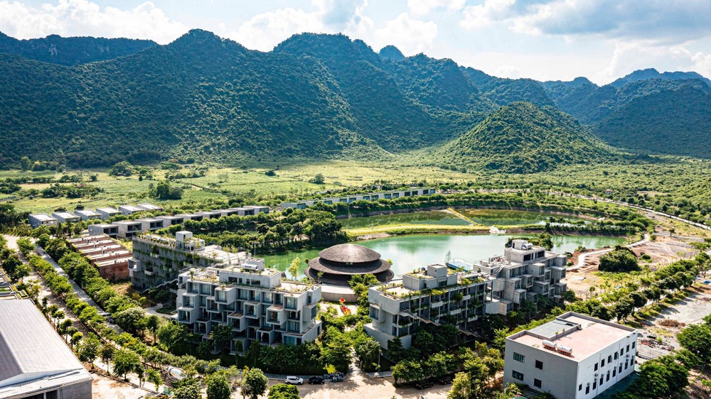 Khu resort ở Ninh Bình: Thánh thót “đàn tre” giữa núi rừng, có Nhà tre lớn bậc nhất Đông Nam Á - Ảnh 1.